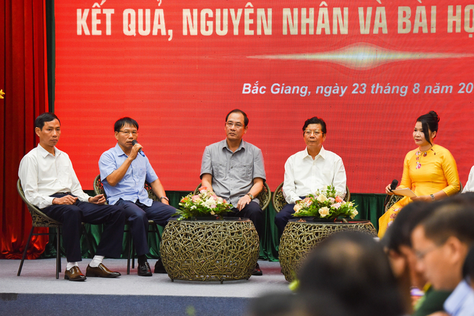 Các đại biểu tham gia giao lưu tọa đàm.