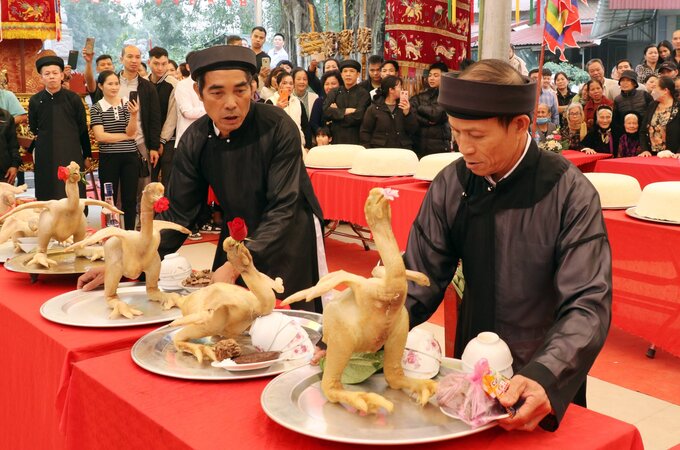 Lễ hội làng Bưởi Cuốc xưa (nay là khu Nghi Khúc) diễn ra vào ngày mồng 4/2 âm lịch hàng năm, có lệ thi xôi - gà trình thánh tuổi 50. Gia đình nào trong khu đến tuổi 50 phải trình xôi, gà sẽ được dân làng báo trước 1 năm để chuẩn bị nuôi gà.