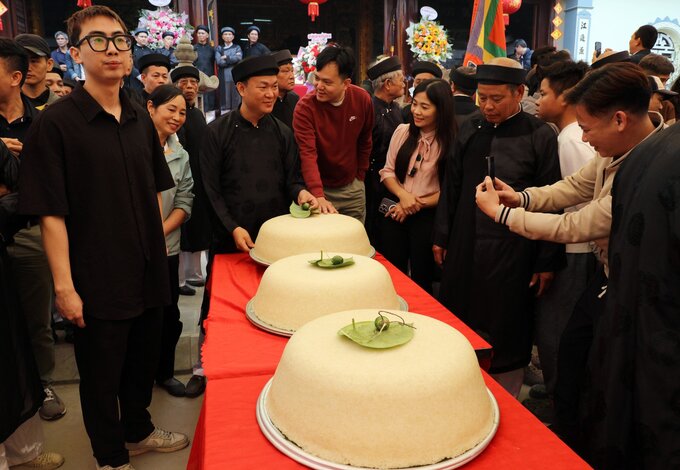 Khi thịt gà mang ra đình lễ thánh yêu cầu phải có chuyên môn từ lúc cắt tiết cho đến vặt lông và mổ phải cẩn thận không để trầy xước da và bất kể bộ phận nào của gà, rồi khâu lại các vết cắt tiết và mổ, dùng các thanh tre lạt buộc cố định để gà đứng được, rồi mới cho vào xoong, đun nước sôi dội từ đầu xuống, khi nước ngập đun nước sôi lăn tăn, tắt bếp ngâm gà từ 6 - 8 tiếng mới vớt ra, cho đứng trên mâm, cởi hết tre lạt.