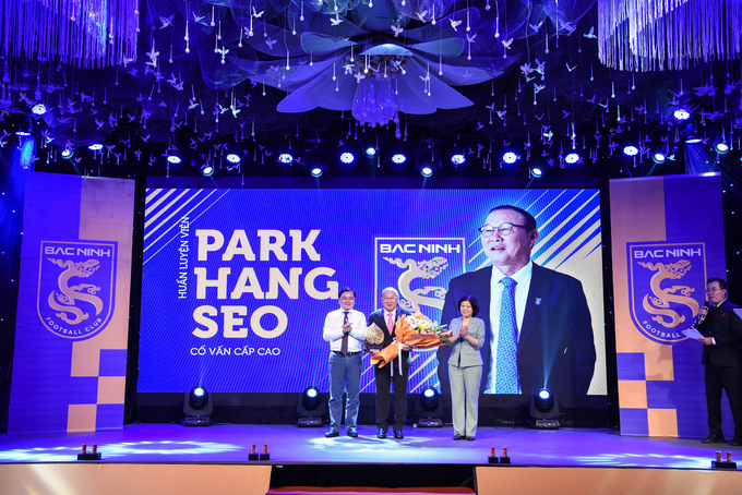 Bí thư Tỉnh uỷ Bắc Ninh Nguyễn Anh Tuấn tặng hoa chúc mừng Ông Park Hang-seo chính thức làm cố vấn cấp cao cho Bắc Ninh FC.