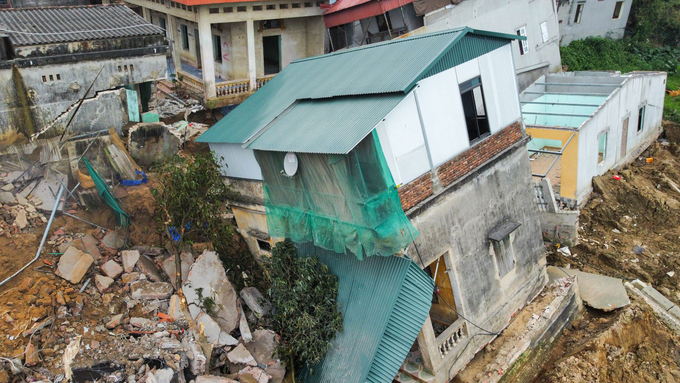 Hình ảnh ngôi nhà bị sụt lún.