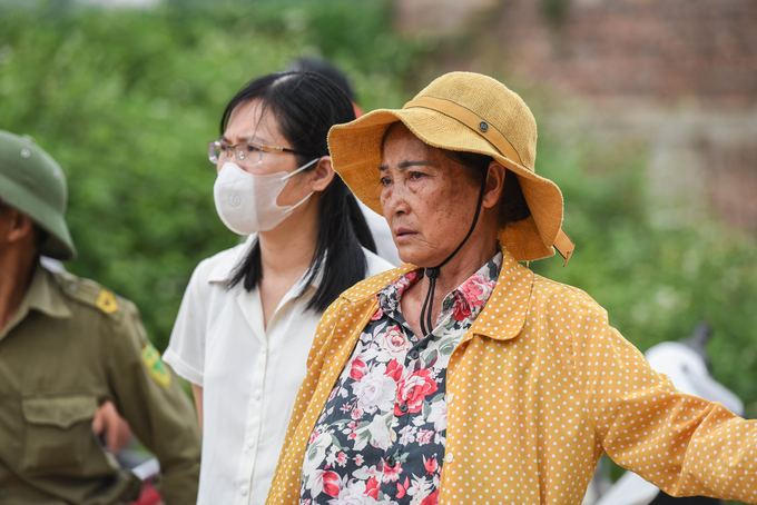 Bà Thao thất thần nhìn ngôi nhà của mình đang được tháo dỡ.