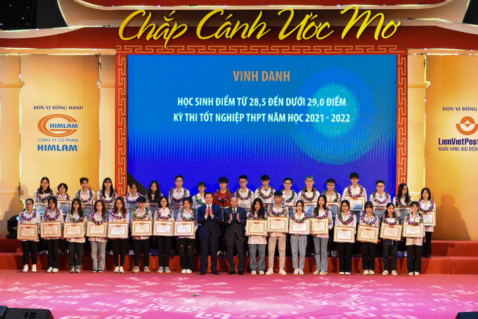 Phó Chủ tịch UBND tỉnh Bắc Ninh Vương Quốc Tuấn và ông Dương Công Minh Chủ tịch Hội đồng quản trị Ngân hàng Thương mại cổ phần Sài Gòn Thương Tín trao bằng khen, tặng hoa chúc mừng cho các cá nhân tiêu biểu có thành tích xuất sắc.