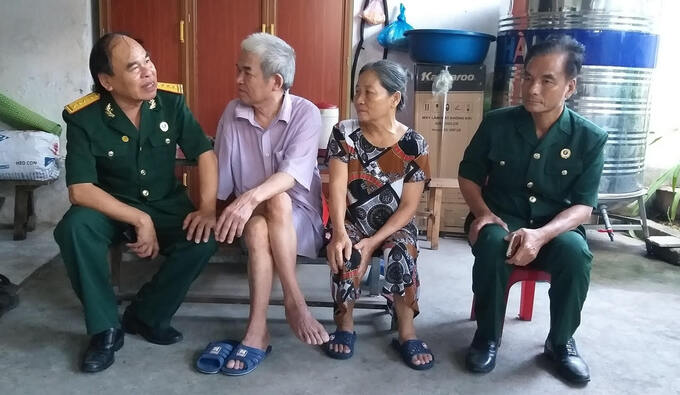 Hội Nạn nhân chất độc da cam/dionxin thành phố Vinh đến thăm ông Ngô Văn Bình, 70 tuổi, trú ở khối 5 phường Đội Cung
