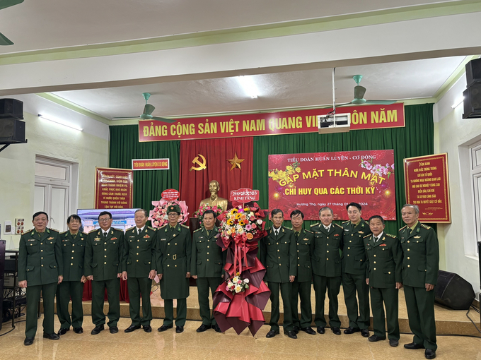 Tặng kỷ niệm chương cho các đồng chí Chỉ huy qua các thời kỳ.