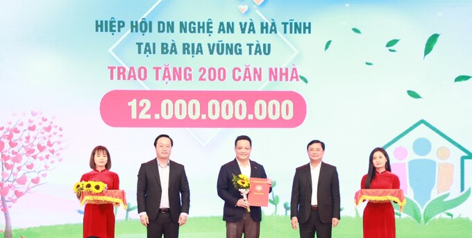 Lãnh đạo tỉnh Nghệ An trao thư cảm ơn và tặng hoa tri ân các daonh nghiệp, tổ chức, cá nhân ủng hộ chương trình