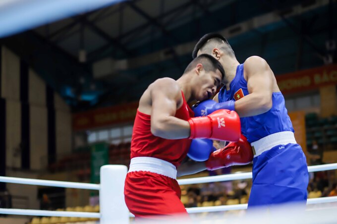 Võ sĩ Phức Tùng tung ra những cú đấm liên hoàn về phía đối thủ Peerapat Yeasungoen người Thái Lan hòng tìm kiếm lại thế trận.