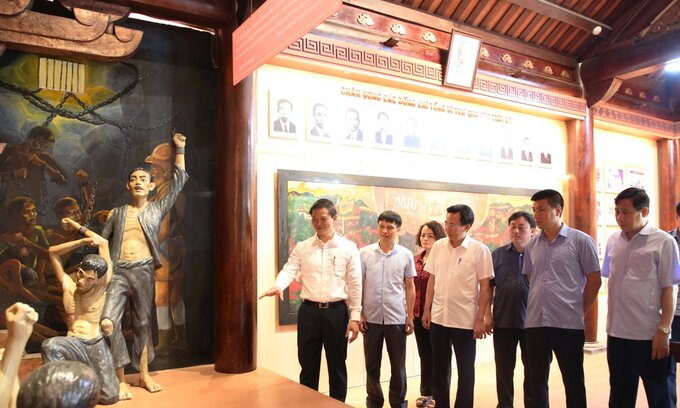 Sáng 4/7, Phó Chủ tịch Thường trực UBND tỉnh Bắc Ninh Vương Quốc Tuấn đã đi kiểm tra việc cải tạo, sửa chữa một số hạng mục tại Khu lưu niệm Tổng Bí thư Nguyễn Văn Cừ và Công viên Nguyễn Văn Cừ (phường Phù Khê, TP Từ Sơn).