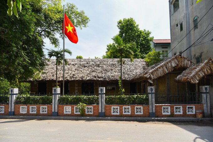 Ngôi nhà lá từng là nơi qua lại hoạt động của các lãnh tụ phong trào nông dân Yên Thế và các yếu nhân của phong trào Đông Kinh Nghĩa Thục, đồng thời, ghi dấu thời thơ ấu của đồng chí Nguyễn Văn Cừ.