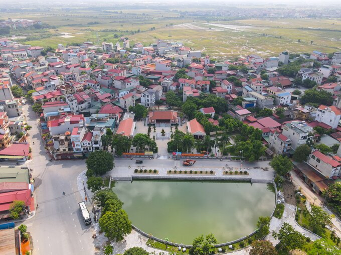 Khu lưu niệm Tổng Bí thư Nguyễn Văn Cừ được xây dựng trên khu đất rộng khoảng gần 5.000m2 của gia đình đồng chí Nguyễn Văn Cừ thuộc khu phố Phù Khê Thượng, phường Phù Khê. Trước mặt khu lưu niệm là hồ bán nguyệt lớn được kè đá xanh, tạo cảnh quan, khuôn viên thoáng mát.