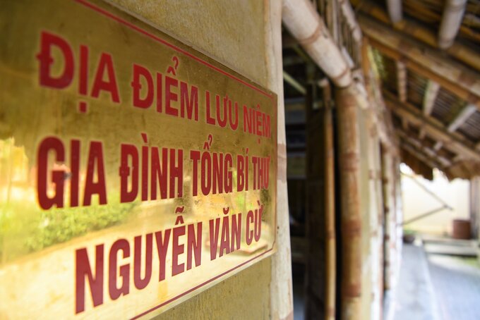 Nhà lưu niệm gốc về gia đình Tổng Bí thư Nguyễn Văn Cừ gồm 5 gian, dài 10m, rộng 4m, được làm hoàn toàn bằng tre ngâm, lợp dạ và lá cọ. Nơi đây thờ bố mẹ, anh, chị em ruột và đồng chí Nguyễn Văn Cừ.
