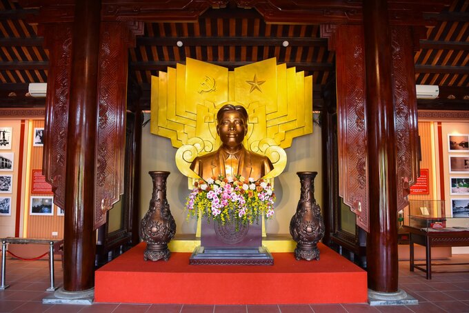 Chính giữa là khu Nhà trưng bày thân thế sự nghiệp cách mạng đồng chí Nguyễn Văn Cừ. Nơi đây trưng bày nhiều tài liệu và hiện vật quý về thân thế sự nghiệp, cuộc đời hoạt động cách mạng của đồng chí Nguyễn Văn Cừ.