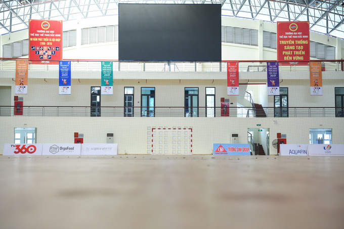 Bên trong nhà thi đấu, công tác chuẩn bị đã hoàn thiện như các phòng chức năng, khán đài, mặt sàn nhà thi đấu, mạng internet được lắp đặt để phục vụ công tác tuyên truyền hiệu quả nhất đối với khán giả.