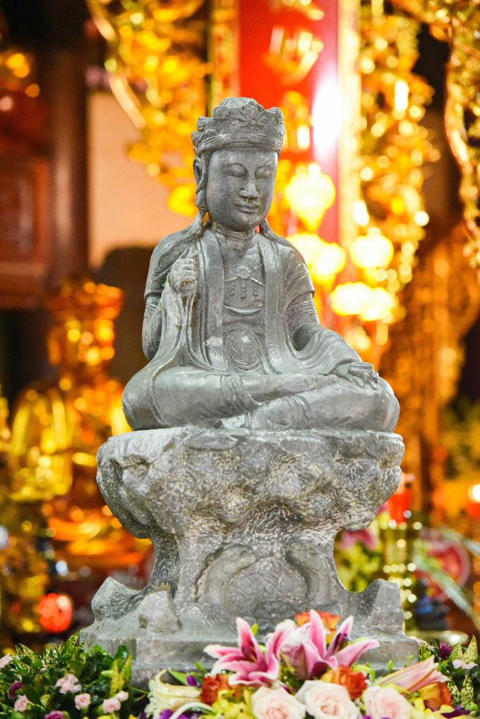 Bảo vật quốc gia Tượng Quan Thế Âm ở chùa Cung Kiệm, phường Nhân Hoà, thị xã Quế Võ, tỉnh Bắc Ninh. Pho tượng cao 88,7cm gồm 2 phần chính: Phần bệ cao 36,9cm và phần thân tượng cao 51,8cm.