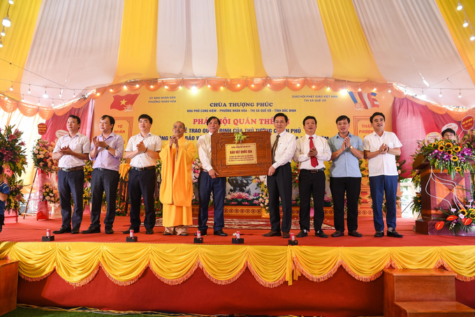 Ông Nguyễn Xuân Trung – Phó Giám đốc Sở Văn hoá thể thao và Du lịch tỉnh Bắc Ninh cùng đại diện lãnh đạo UBND thị xã Quế Võ trao quyết định công nhận tượng Quan Thế Âm chùa Cung Kiệm đã được Thủ tướng Chính phủ công nhận là Bảo vật quốc gia, Quyết định số 41/QĐ-TTg ngày 30 tháng 01 năm 2023.