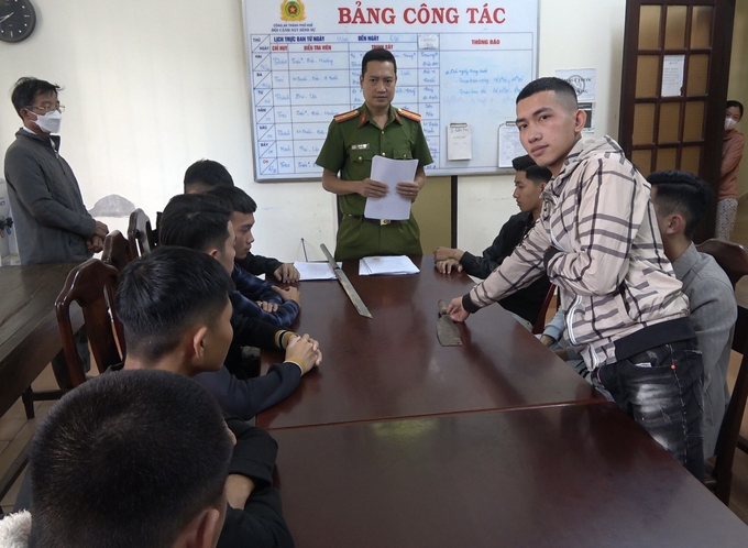 Các đối tượng tại cơ quan công an.