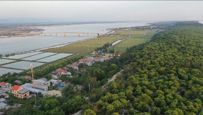 Nằm trên đoạn hẹp nhất của phá Tam Giang, bến đò Ca Cút đã từng ghi dấu thời gian lịch sử cũng như số phận của những vùng đất và con người vùng duyên hải Thừa Thiên Huế