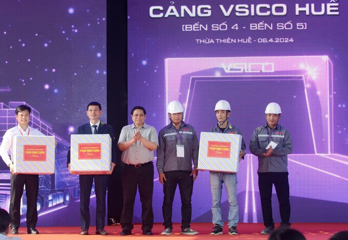 Thủ tướng tặng quà cho đại diện các đơn vị thực hiện dự án.