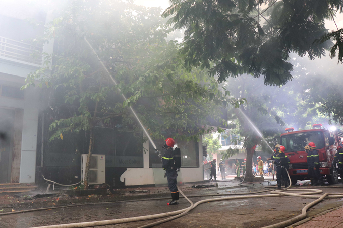Lực lượng chức năng nhanh chóng có mặt tại hiện trường khắc phục đám cháy