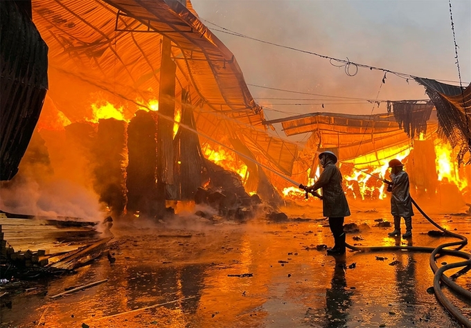 Nguyên nhân chính là các căn hộ và phòng ở trong các tòa nhà này thường có diện tích hạn chế và chứa nhiều vật dụng gia đình dễ bắt cháy.