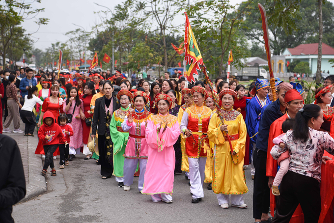 Tham gia nghi lễ rước kiệu, đoàn rước gồm các đoàn thể chính trị, xã hội trong thôn khoảng vài trăm người, cùng toàn thể nhân dân và du khách thập phương. Đi đầu đoàn rước là đội hình múa lân, các cháu thiếu niên và nhi đồng cầm cờ, hoa, tiếp theo là đội mâm lễ...