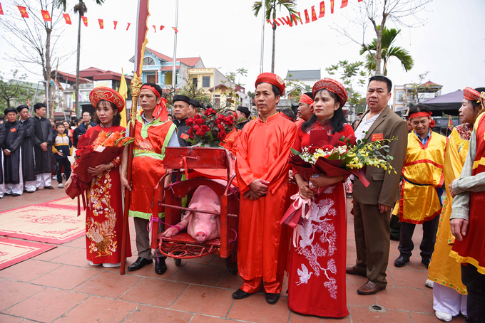 Đại diện ban tổ chức lễ hội Khu phố Ném Thượng cho biết, trong năm 2023, lễ hội làng Ném Thượng vẫn duy trì các nghi thức truyền thống nhưng bảo đảm thực hiện theo nếp sống văn minh. Nghi thức chém lợn giữa sân đình đã không diễn ra mà 'ông ỉn' được đưa vào khu vực kín đáo giết thịt tế thánh.