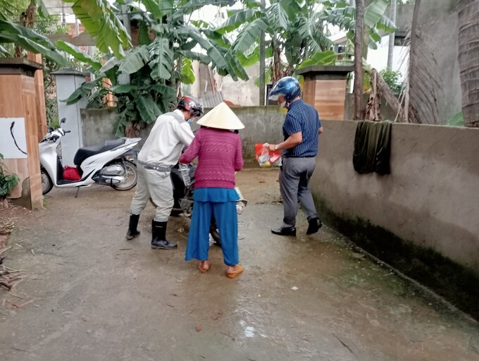Nhân viên Công ty phối hợp với chính quyền địa phương hỗ trợ sơ tán người già