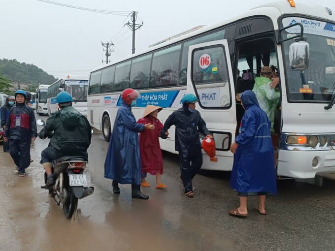 Xe tuyến đưa đón CBCNV của Công ty được huy động đón người dân vào khu KTX để tránh trú bão