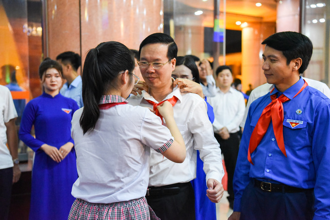 Trước đó, thiếu nhi đeo khăn quàng đỏ chào mừng Chủ tịch nước Võ Văn Thưởng về dự Lễ kỷ niệm 60 năm phong trào “Nghìn việc tốt”.