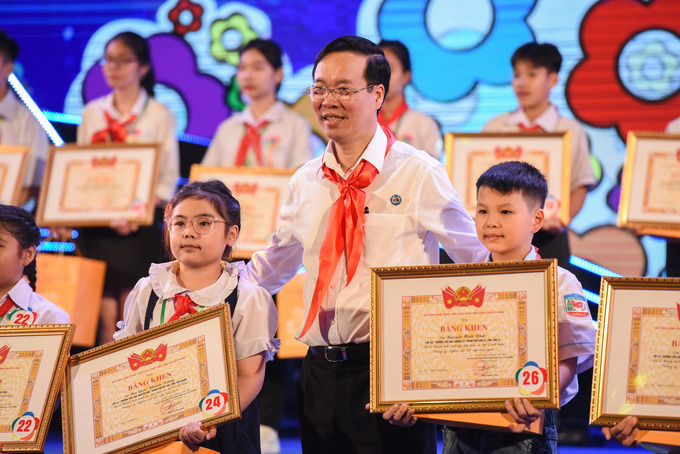 Chủ tịch nước Võ Văn Thưởng tặng bằng khen cho 263 “Dũng sĩ nghìn việc tốt” tiêu biểu đại diện cho 1000 “Dũng sĩ nghìn việc tốt” toàn quốc.