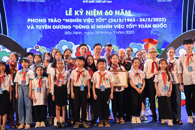 Chủ tịch nước Võ Văn Thưởng và các đại biểu chụp ảnh lưu niệm với 263 “Dũng sĩ Nghìn việc tốt”.