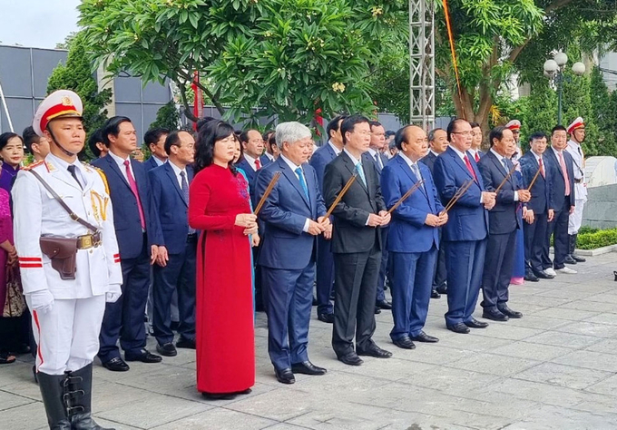 Trước đó, tại Khu lưu niệm Tổng Bí thư Nguyễn Văn Cừ (TP Từ Sơn, Bắc Ninh), Chủ tịch nước Nguyễn Xuân Phúc và các đồng chí lãnh nguyễn lãnh đạo Đảng, Nhà nước dâng hưởng tưởng niệm công lao to lớn Tổng Bí thư Nguyễn Văn Cừ (9/7/1912 – 9/7/2022).