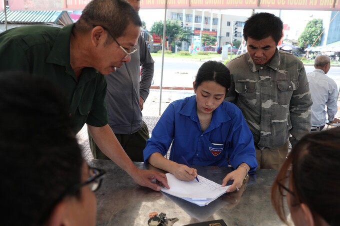 Ngoài việc hỗ trợ phân luồng, thu hoạch vải, lực lượng thanh niên tình nguyện còn hỗ trợ tìm người lao động trong mùa thu hoạch vải thiều 2022