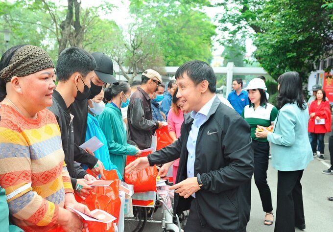 GS.TS. Phạm Như Hiệp - Giám đốc Bệnh viện Trung ương Huế đã trực tiếp đến tham dự chương trình và cùng các nhà hảo tâm trao tặng quà tết cho các bệnh nhân.