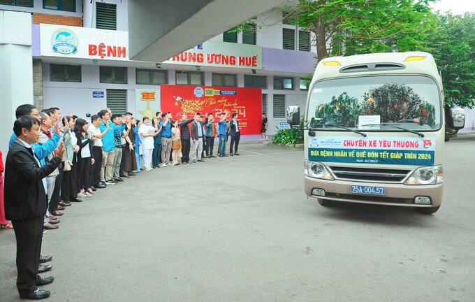 “Chuyến xe yêu thương” là một chương trình thường niên của Bệnh viện Trung ương Huế.