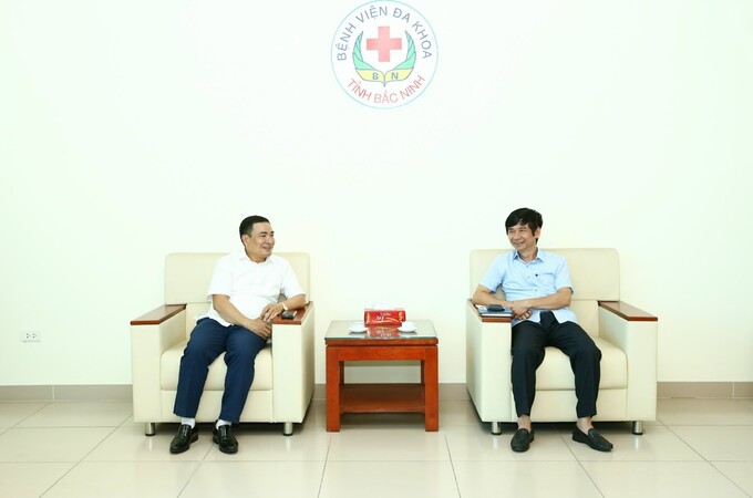 Ông Hạ Bá Chân – Giám đốc Bệnh viện Đa khoa tỉnh Bắc Ninh tiếp đón Nhà báo Nguyễn Khánh Toàn - Tổng biên tập Tạp chí Môi trường & Cuộc sống, Phó Chủ tịch Thường trực Câu lạc bộ Báo chí Bắc Ninh tại Hà Nội