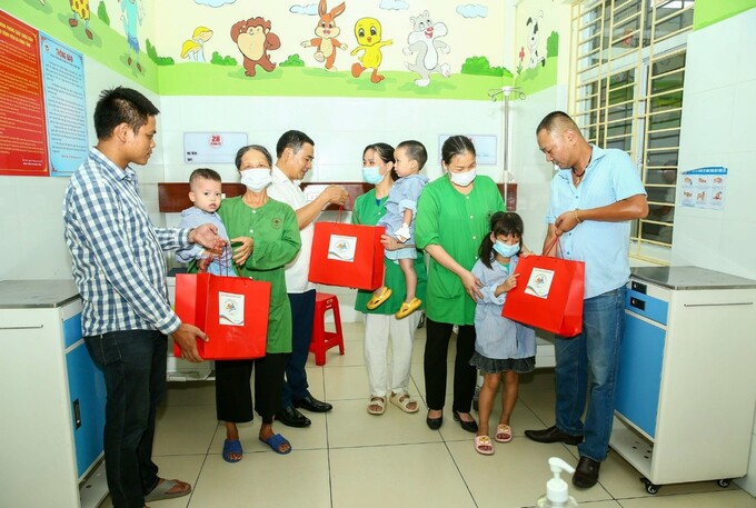 Nhà báo Nguyễn Khánh Toàn - Tổng biên tập Tạp chí Môi trường & Cuộc sống Phó Chủ tịch Thường trực Câu lạc bộ Báo chí Bắc Ninh tại Hà Nội cùng đại diện nhà hảo tâm trao quà Trung thu cho các bệnh nhi