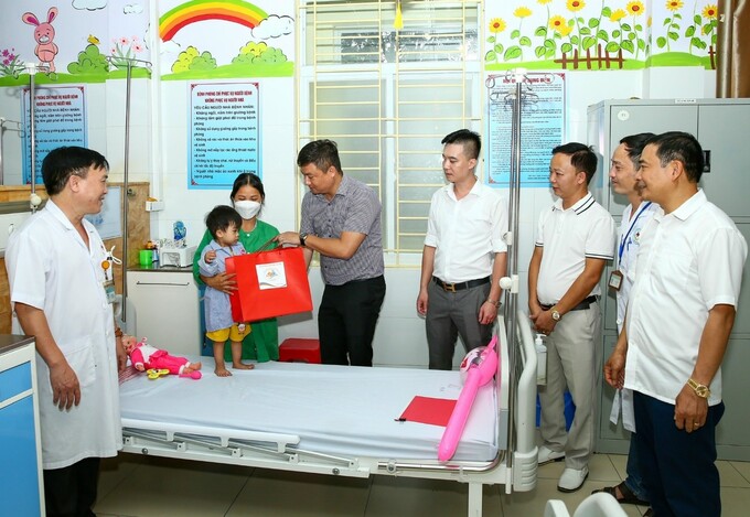 Nhà báo Tiến Dũng – VOV, Phó Ban Liên lạc CLB cùng các thành viên và các bác sĩ trao quà cho các bệnh nhi