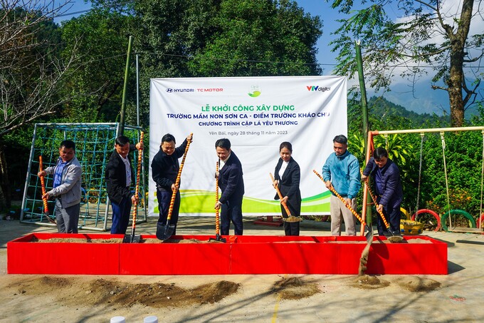 Các vị đại biểu khởi công xây dựng điểm trường mới