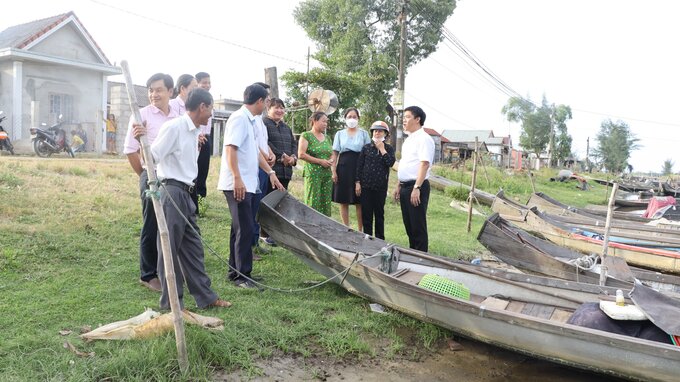 Bí thư Huyện uỷ Phú Vang Trần Gia Công cùng lãnh đạo Phòng giao dịch NHCSXH huyện kiểm tra sử dụng vốn vay nuôi trồng thủy sản trên địa bàn.