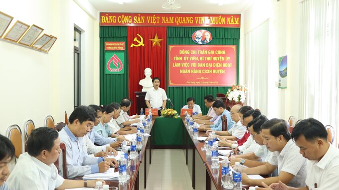 Bí thư Huyện uỷ Phú Vang Trần Gia Công làm việc với Ban đại diện HĐQT NHCSXH huyện.