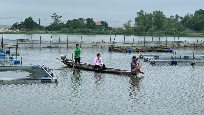 Lãnh đạo Phòng giao dịch NHCSXH huyện Phú Vang kiểm tra sử dụng vốn vay nuôi trồng thủy sản trên địa bàn.