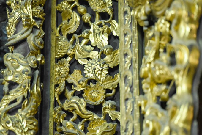 Cửa võng có sự kết hợp hài hòa giữ chất liệu gỗ và gốm tạo lên những đường nét mềm mại, uyển chuyển thu hút khách tham quan du lịch mỗi lần đi đến đình làng Thổ Hà.