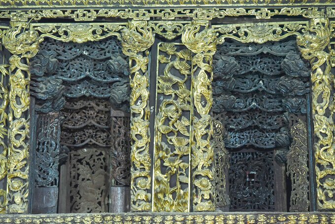 Tầng thứ 3 là khám thờ. Khám thờ có 3 ô cửa võng. Khám thờ của cửa võng làm theo kiểu 8 lớp lồng vào nhau, mặt ngoài có khung gờ chạm cánh sen và 6 cột nhỏ chạm rồng. Xen kẽ giữa các khám là 4 bức đố chạm tứ quý. Những trang trí trên bộ cửa võng chủ yếu mang phong cách nghệ thuật thời Lê (thế kỷ XVII).