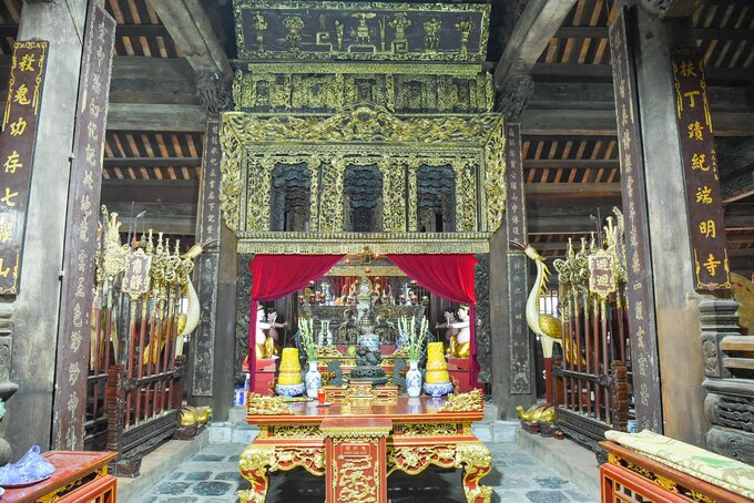 Bức cửa võng bên trong đình được người dân địa phương coi như một “báu vật”, được làm bằng chất liệu gỗ sơn son thếp vàng và gốm. Cửa võng được tạo tác vào khoảng giai đoạn 1685-1692, với chiều cao 4,9m và chiều rộng 4,3m.
