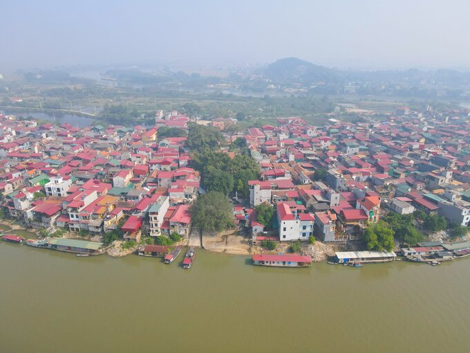 Nằm bên dòng sông Cầu thơ mộng, trải qua hàng ngàn năm lịch sử, làng Thổ Hà, xã Vân Hà (huyện Việt Yên, Bắc Giang) vẫn còn lưu giữ nét trầm mặc cổ kính của một làng quê thuần Việt. Đặc biệt, trong đó là bức cửa võng - một kiệt tác nghệ thuật chạm khắc mang tính mỹ thuật cao đại diện cho nền nghệ thuật tinh hoa thời Lê Trung Hưng.