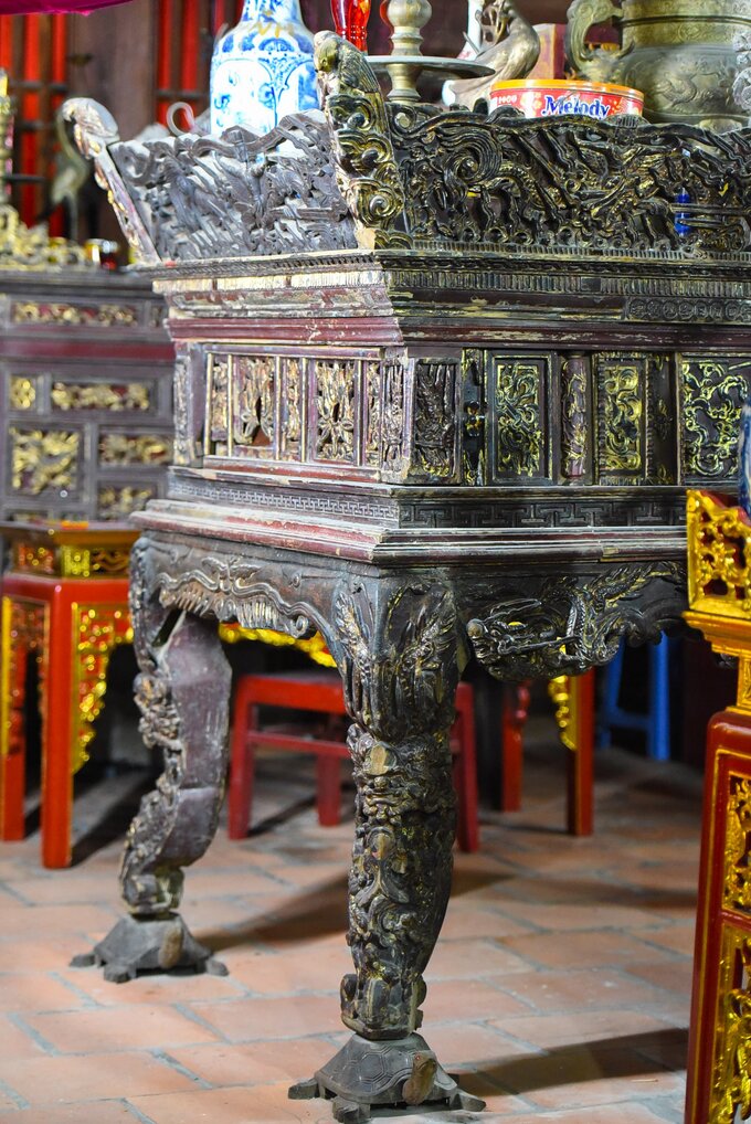 “Bên dưới cửa võng là hương án được làm bằng gỗ dổi (không mối mọt, cong vênh) được chạm khắc hình tôm hóa rồng, tiên nữ, vẹt… rất tinh xảo, các nhà khoa học, khảo cổ đã về đây và công nhận đây là hương án độc đáo nhất Việt Nam, hiện chỉ còn 2 chiếc, một chiếc ở Huế”- ông Bắc nói.