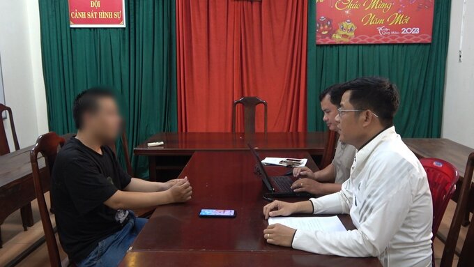 Trần Huy Hoàng tại cơ quan công an.
