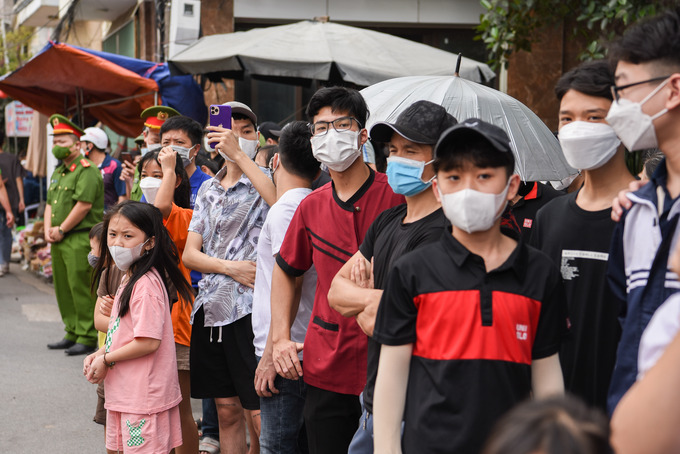 Rất đông người dân sinh sống quanh khu vực đến để xem, tham quan chiêm ngưỡng lễ hội rước kiệu tưởng nhớ công ơn của vị vua Lý Công Uẩn.