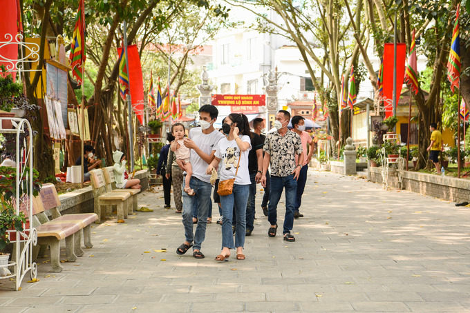 Kết thúc phần lễ rước kiệu, nhóm người từ khắp các tỉnh, thành phố trong khu vực đổ về dự lễ hội đền Đô sau 2 năm đóng của để phòng chống dịch COVID-19.